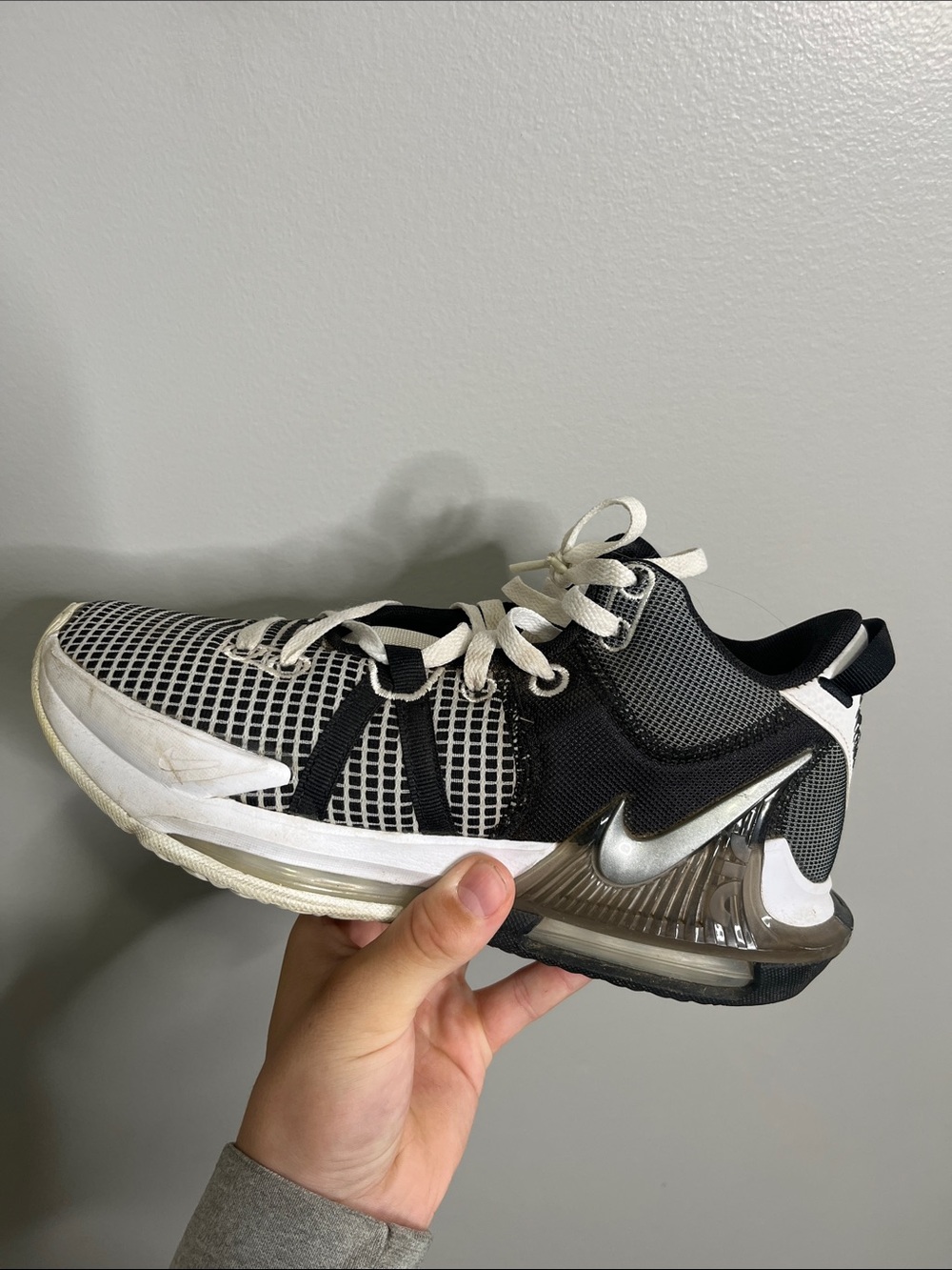 Nike LeBron 19 Low Black/White Menโs Size 8.5